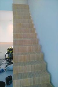 Designtrap - 400kg berkenhout verlijmd tot &eacute;&eacute;n stuk en vrij van de muur